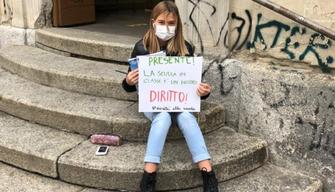 Schools for future, la protesta degli studenti: in DaD seguono lezioni fuori da scuola